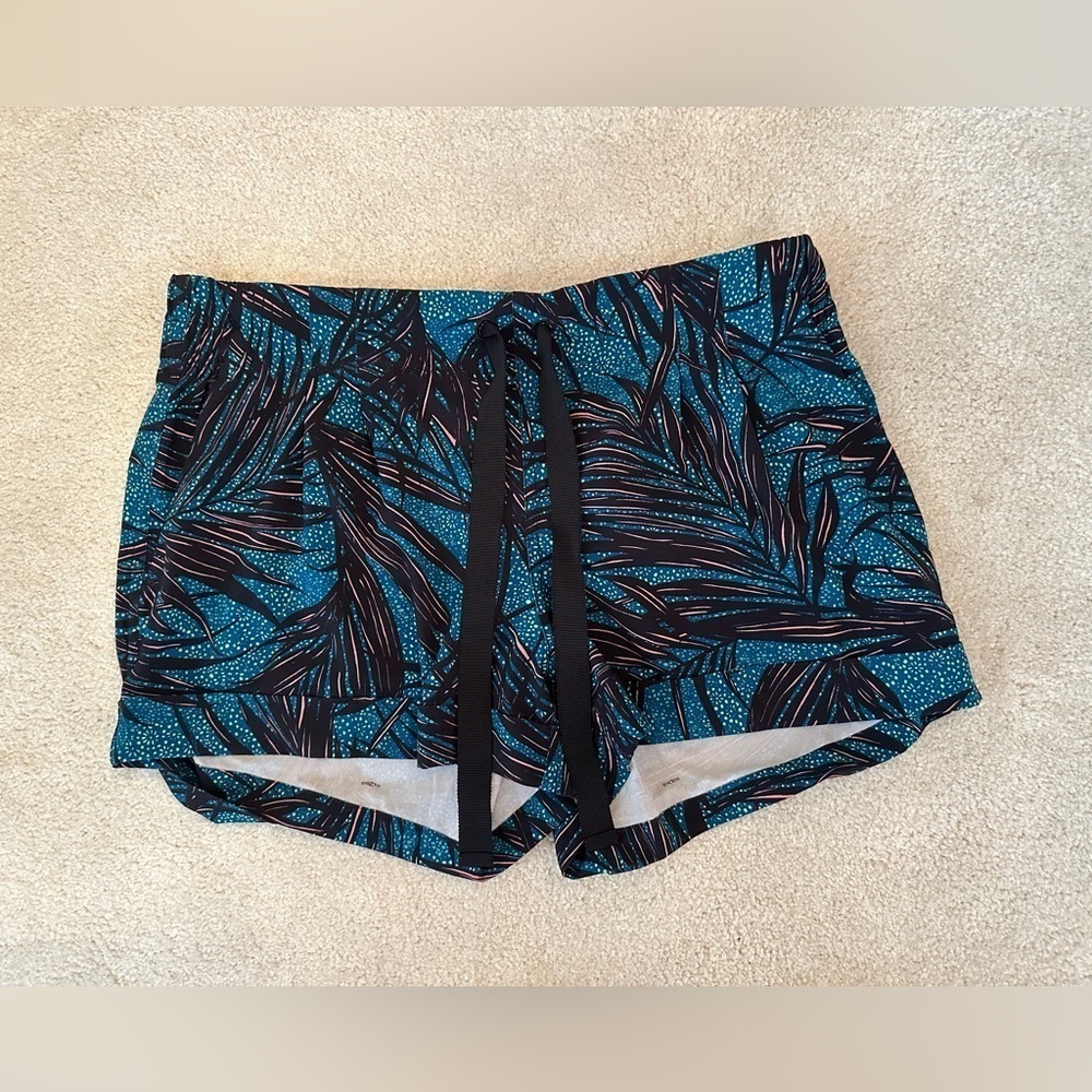 Lululemon Spring Break Away Short II
Palm Lace Tofino Teal Multi Size 10